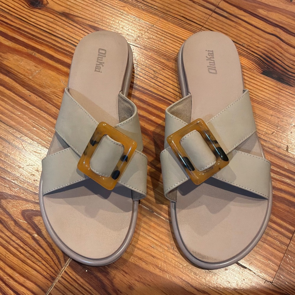 OluKai La'i Slide Sandals Womens 9 Beige Tortoise Buckle Cross Strap Luxury EUC
